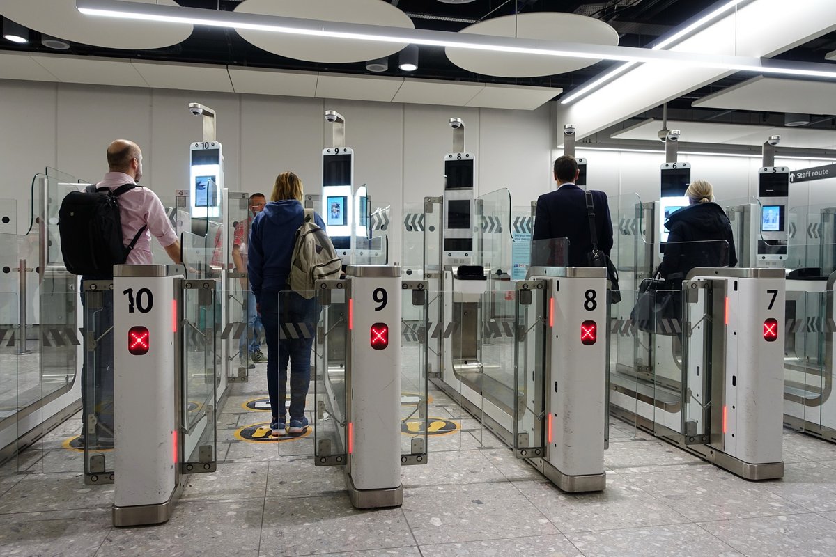La reconnaissance faciale à l'embarquement n'a rien d'obligatoire, et suppose de troquer vos données les plus sensibles contre un peu de temps de gagné. © 1000 Words / Shutterstock