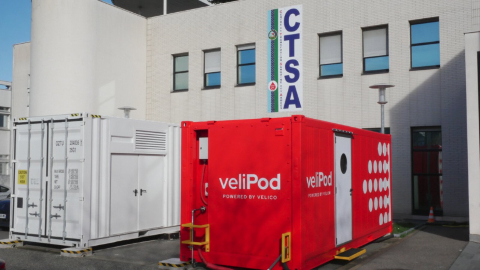 Le premier prototype VeliPod arrivé au Centre de transfusion sanguine des armées. © BCI-SSA