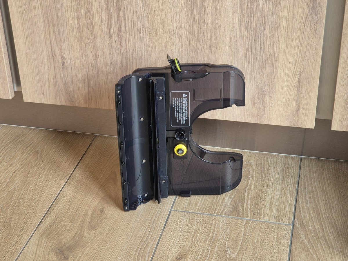 Le réservoir d'eau propre du Tineco Floor One S7 Steam Stretch ©Camille Fontaine pour Clubic