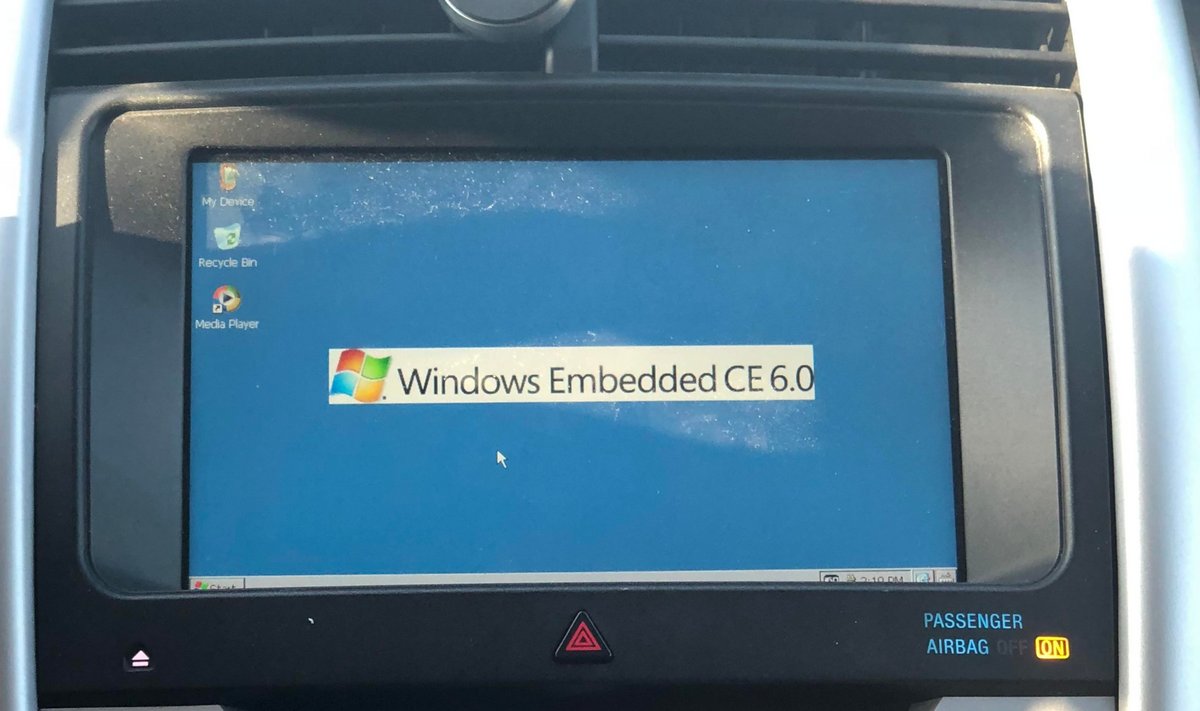Quand le système multimédia embarqué laisse brièvement apparaître Windows Embedded CE 6.0. Oupsi. © MatanRak via Reddit