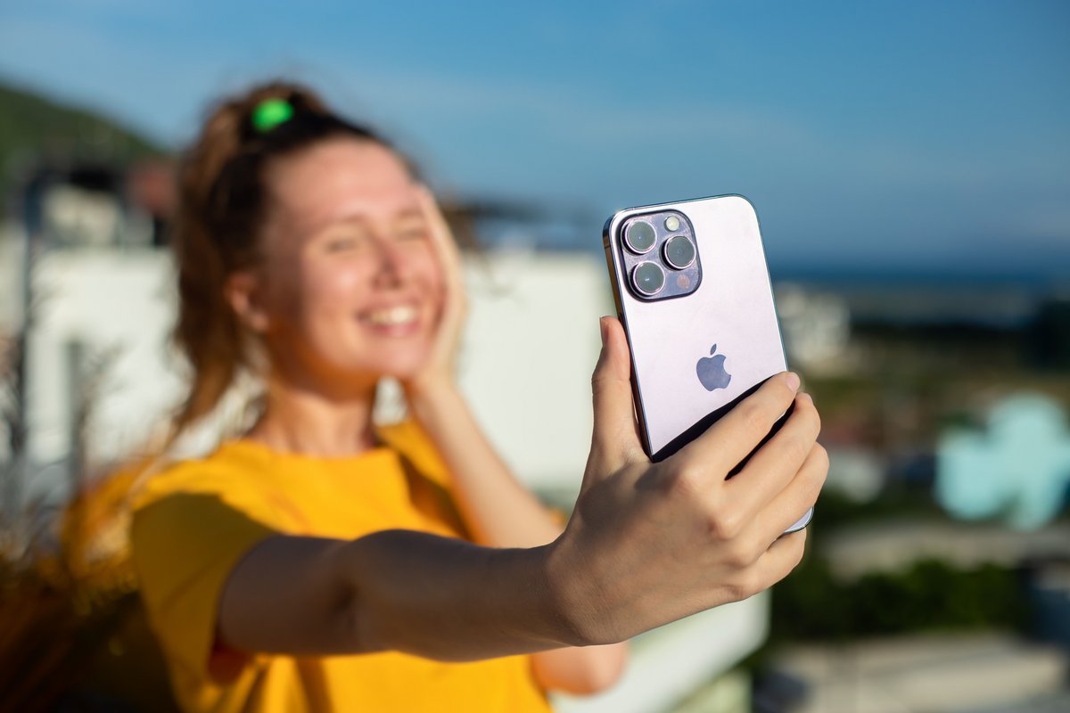 De plus beaux selfies grâce à une nouvelle caméra avant pour l'iPhone 17 ? © EugeneEdge / Shutterstock.com