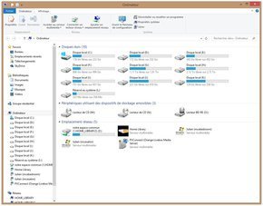 L'explorateur de fichiers sous Windows 8 : affichage par défaut en haut, ruban déployé en bas