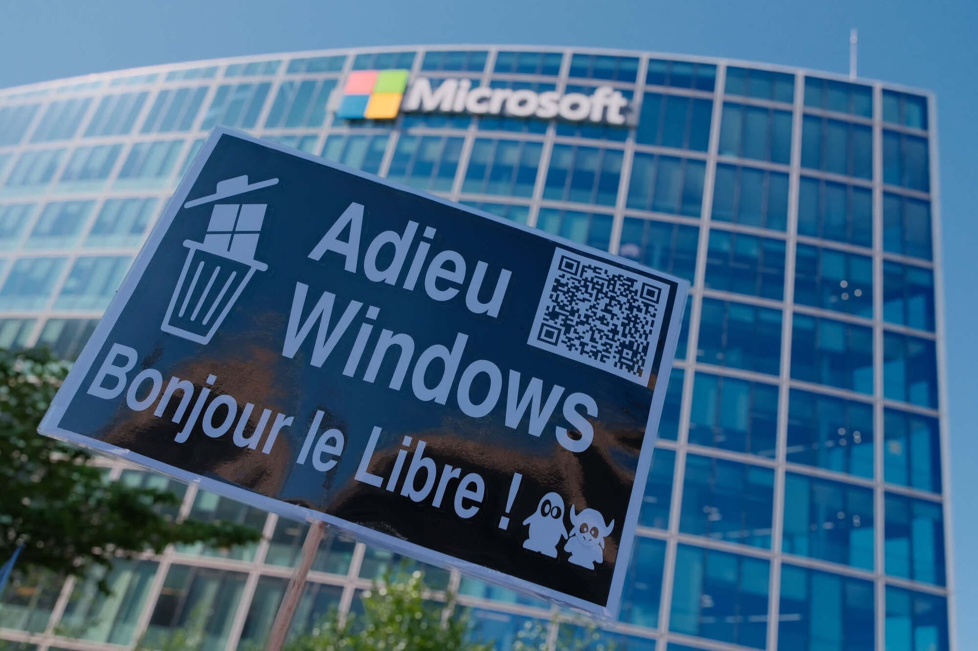 Le message de la coalition affiché sans ambiguïté, logo Microsoft en toile de fond. © Benjamin Bellamy / April