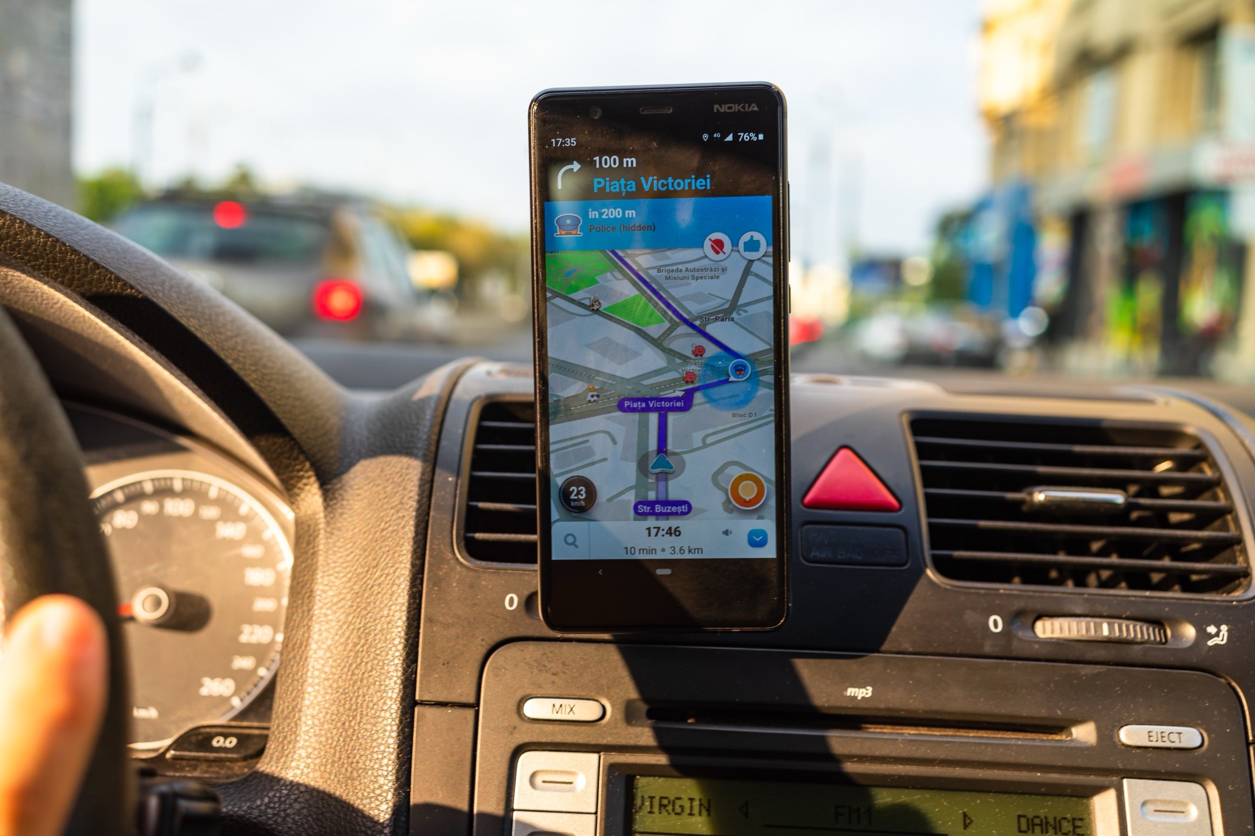 Après le célébrissime "Police signalée sur votre trajet", place au "Radar mobile repéré à 200 mètres". Sauf en France. © Vlad Ispas / Shutterstock