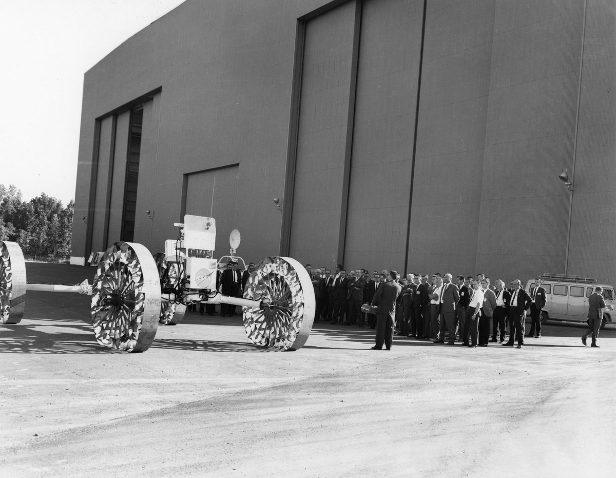 Certains prototypes compensaient la faible gravité par une taille démesurée (comme ici ce pré-prototype de Bendix). Crédits NASA