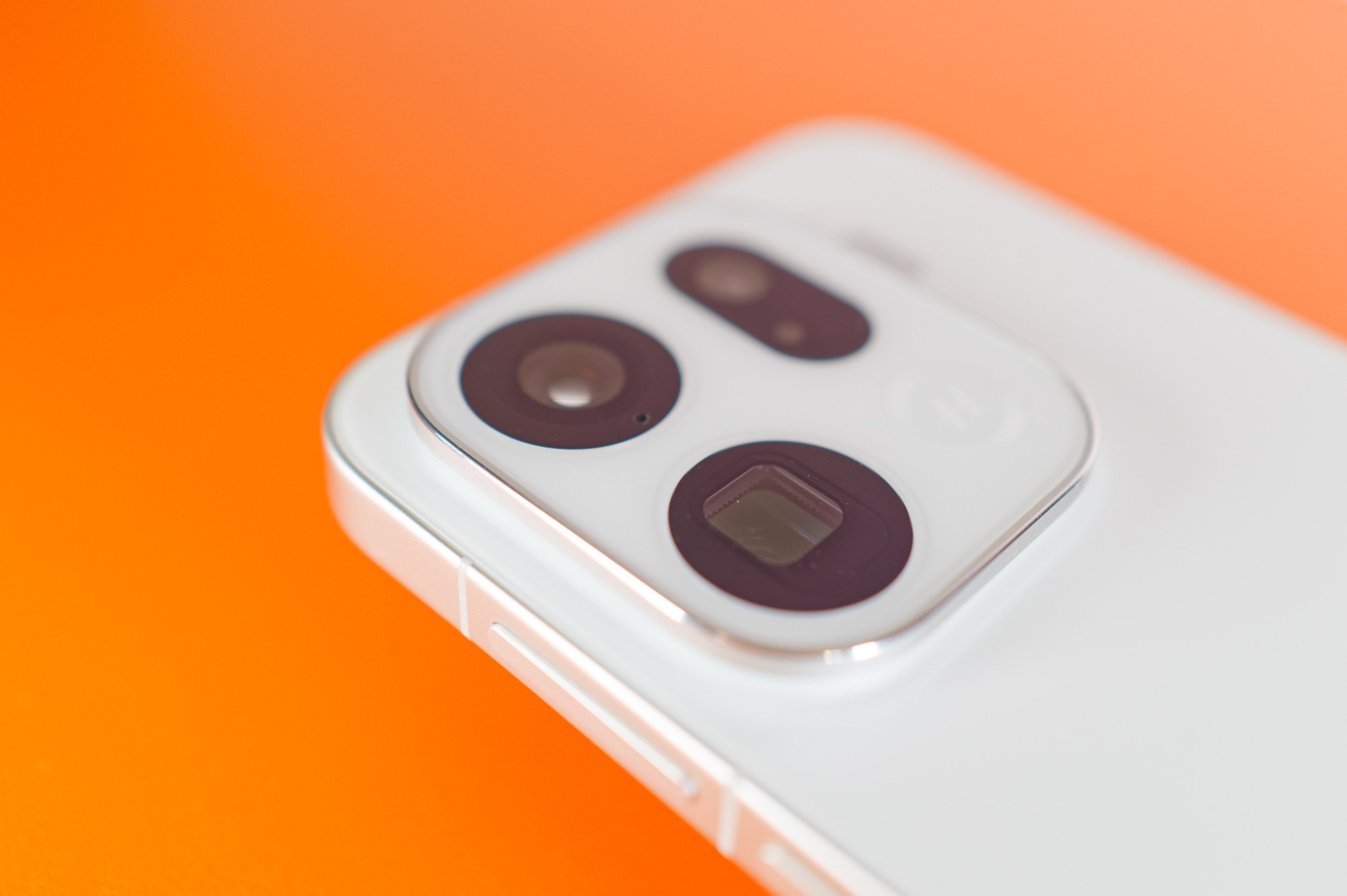 Le Find X9 Pro adopte déjà trois capteurs photo. ©Marc Mitrani pour Clubic