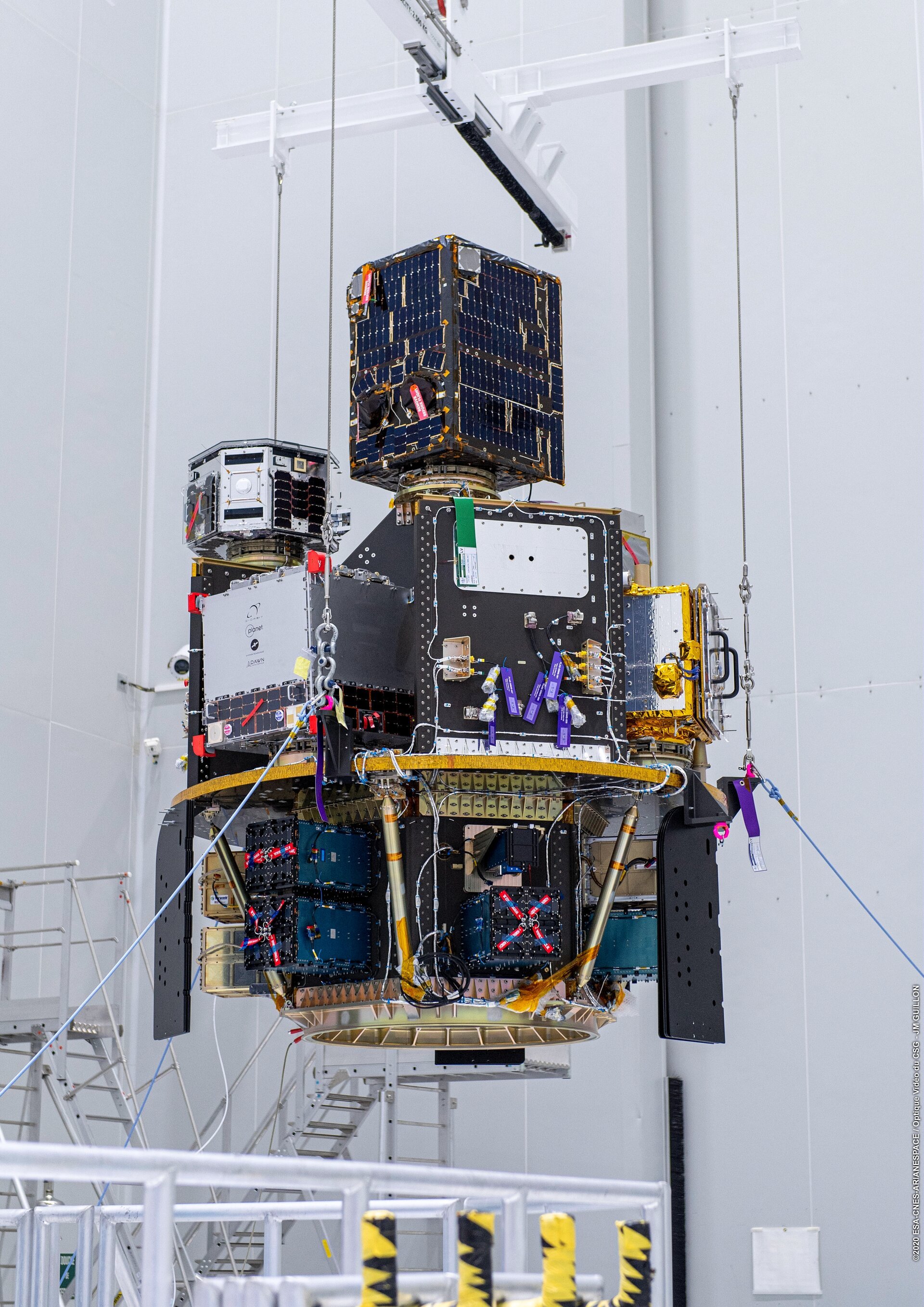 53 satellites bien différents sur les éjecteurs de la plateforme SSMS. Crédits ESA/S. Corvaja