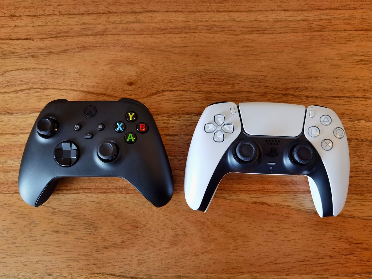 Manette Xbox Series et PS5 vues du haut