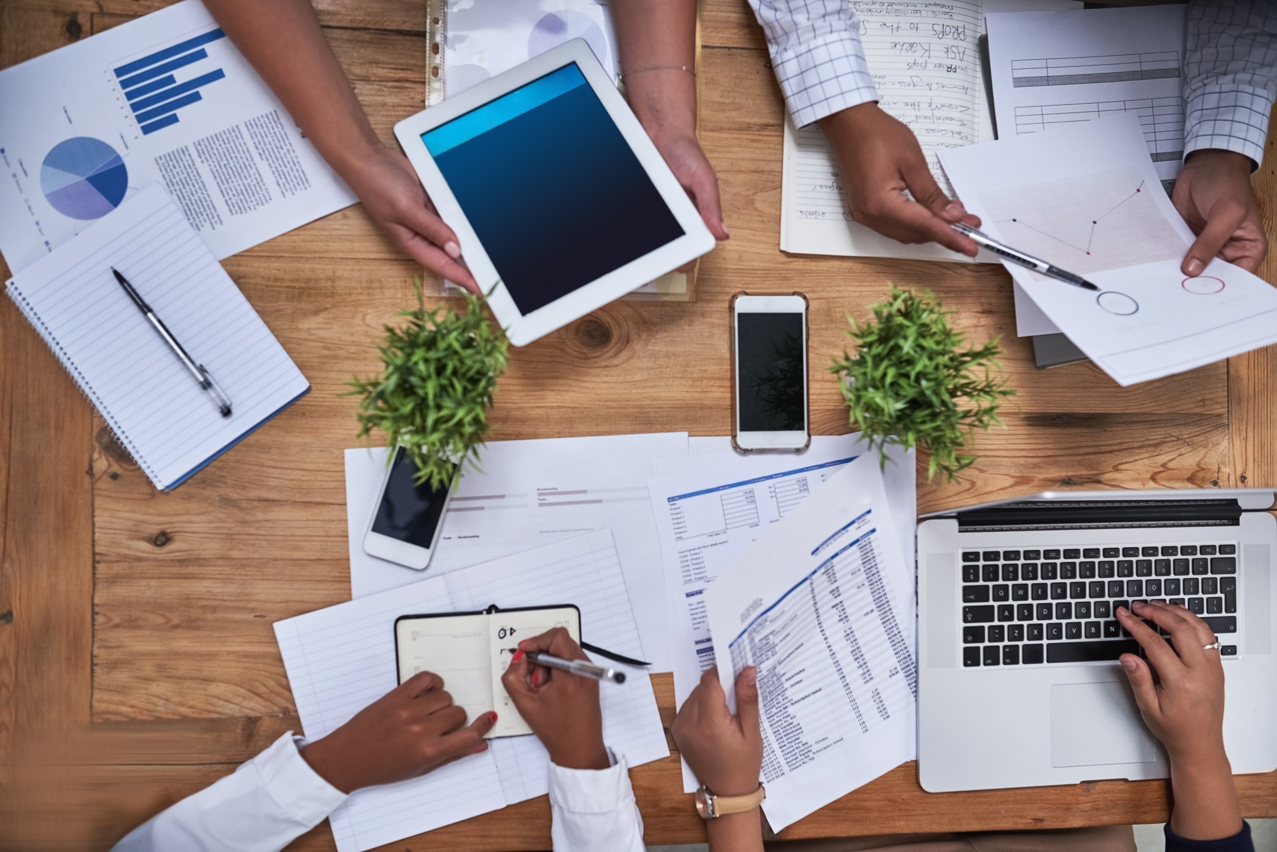 Audit participatif en TPE/PME, quand les équipes deviennent les meilleurs capteurs de failles. © PeopleImages / Shutterstock