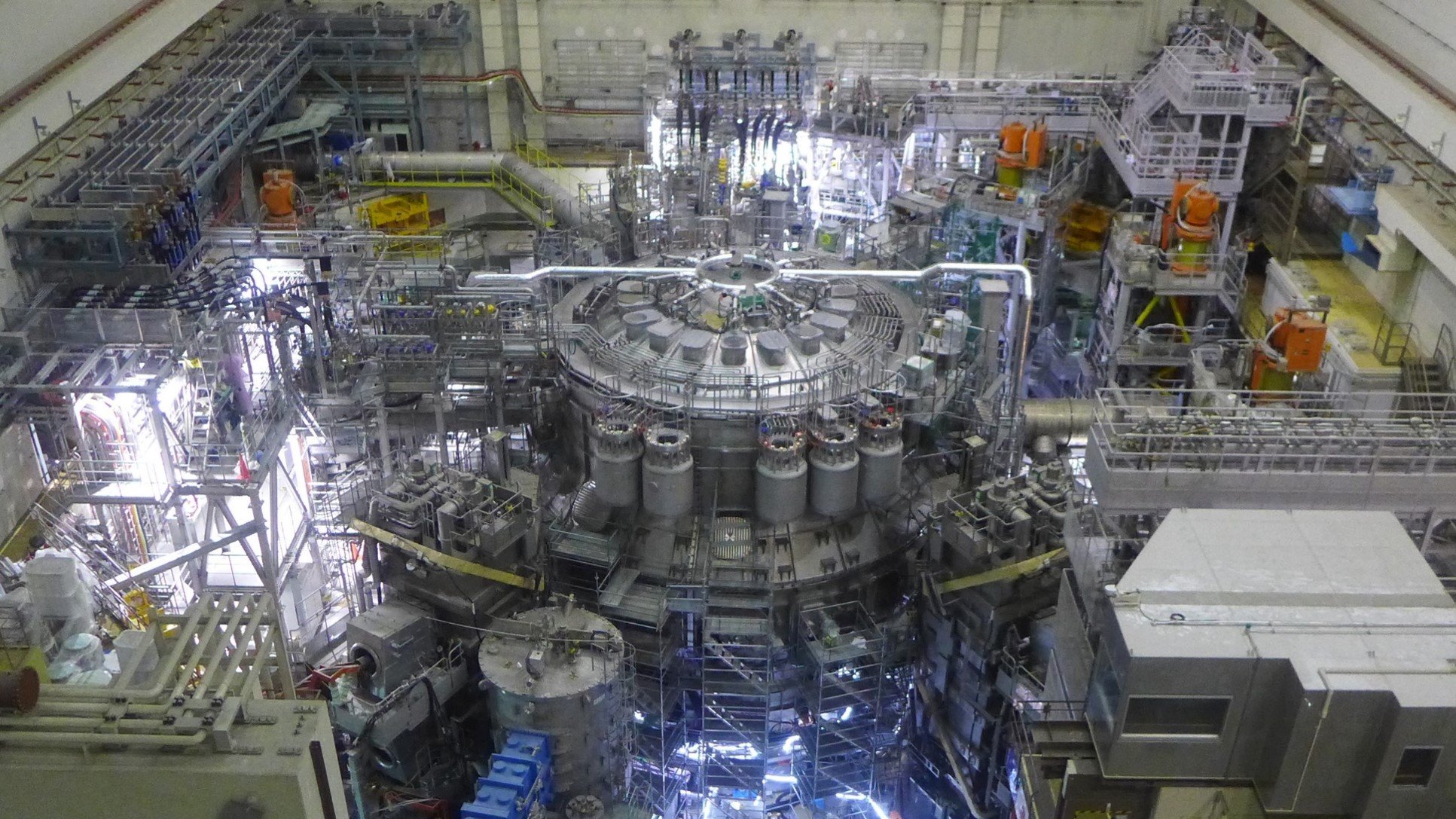 Le JT-60SA et son réacteur de 13,5 m de diamètre. © F4E/QST/Fusion for Energy