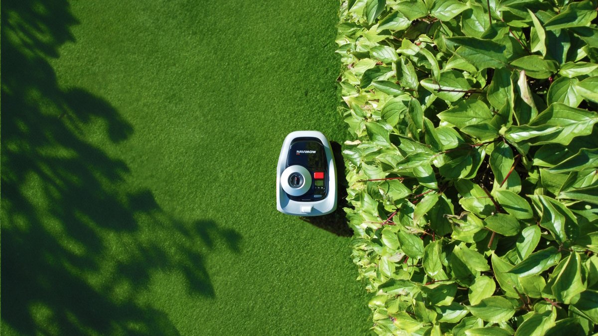 La précision du système de navigation du Navimow i105 lui permet de lécher les massifs du jardin. © Segway