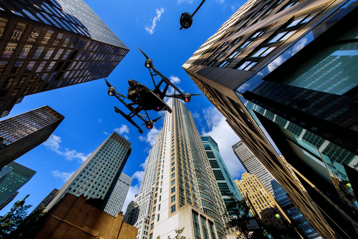 Un drone survolant New York © ungvar / Shutterstock