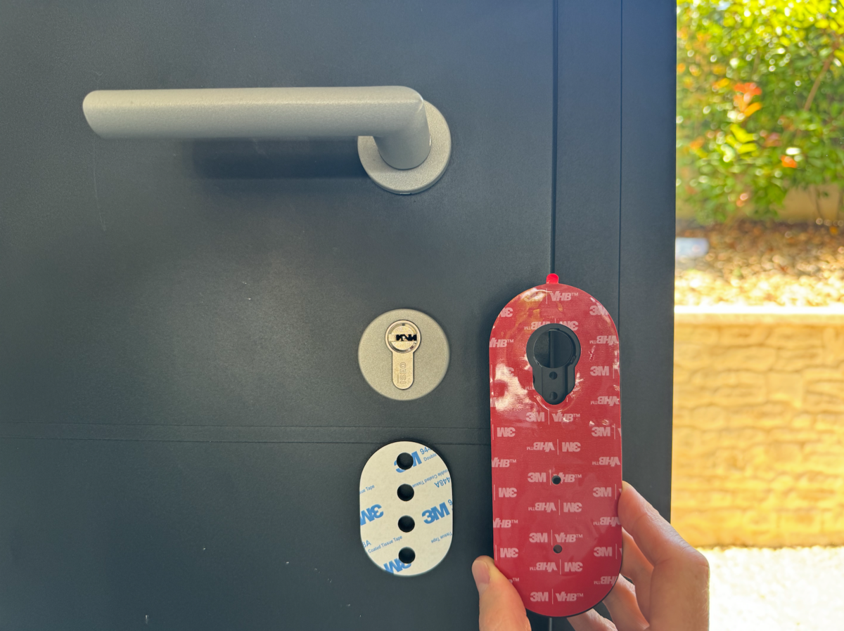 La fixation de la serrure u200 Lite n'est pas plus compliquée que ça. ©Philippe Du Noyer pour Clubic