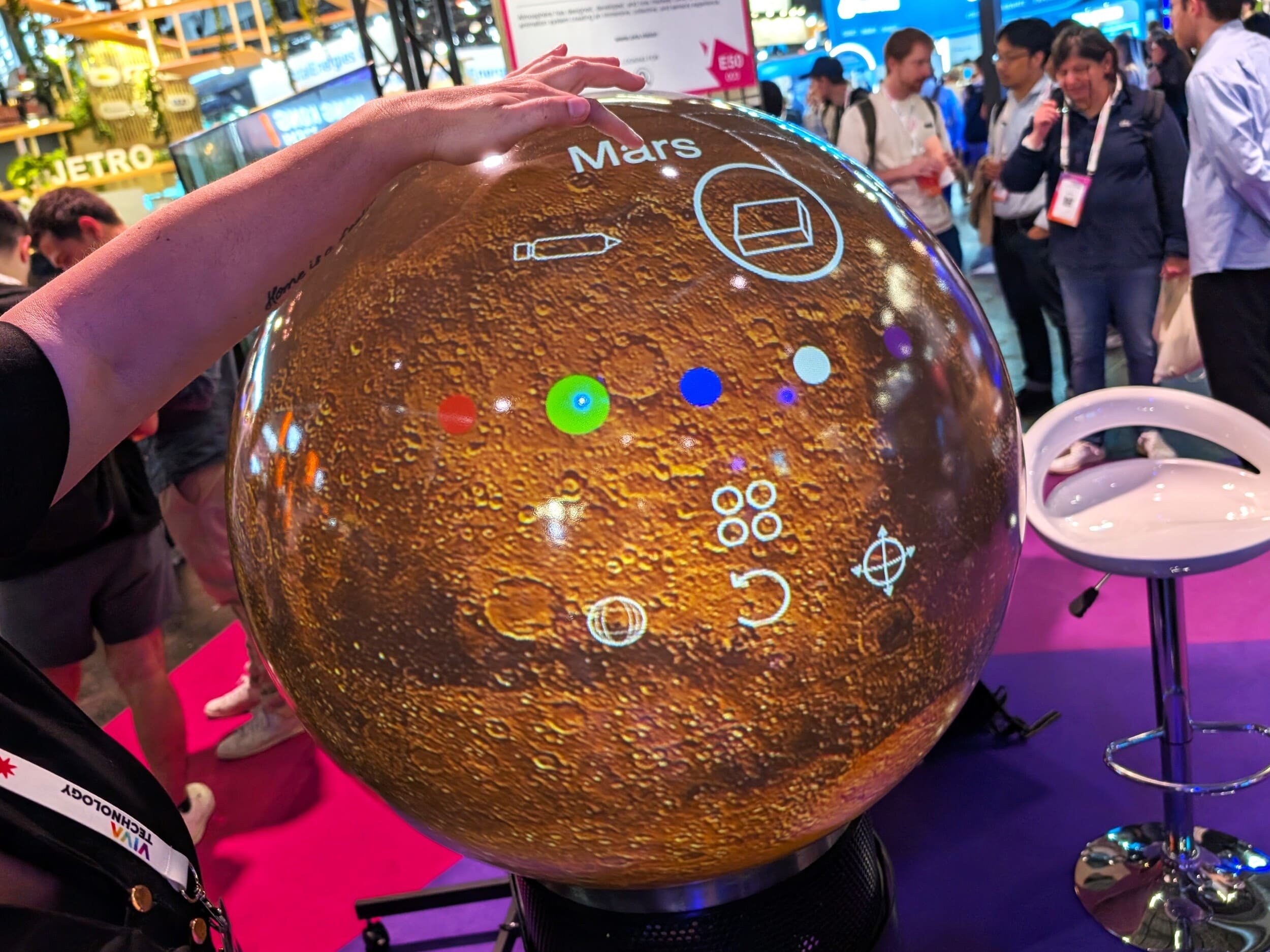 La sphère nous emmène sur Mars © Alexandre Boero / Clubic