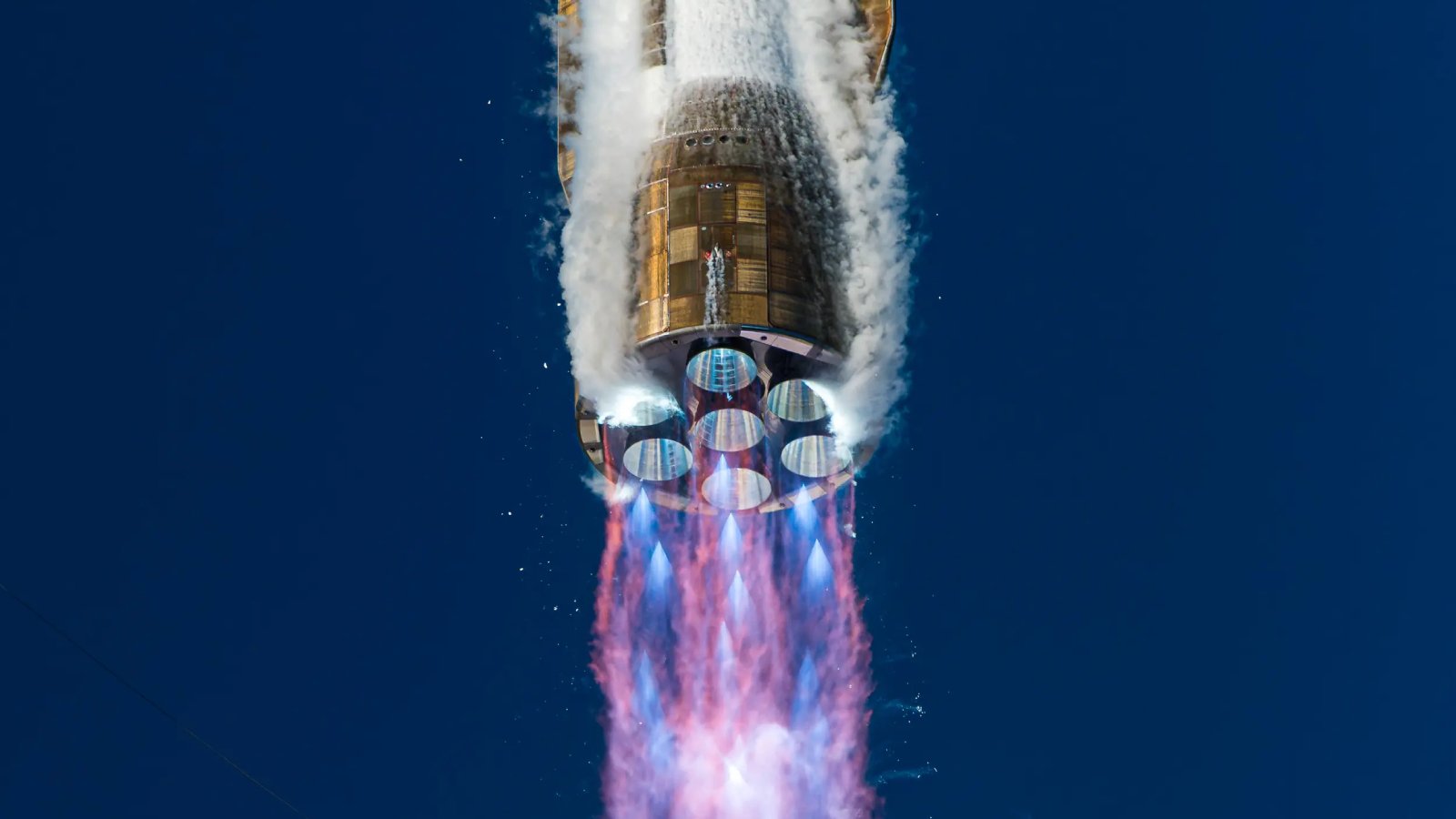 Les moteurs de New Glenn lors de son lancement. ©Blue Origin