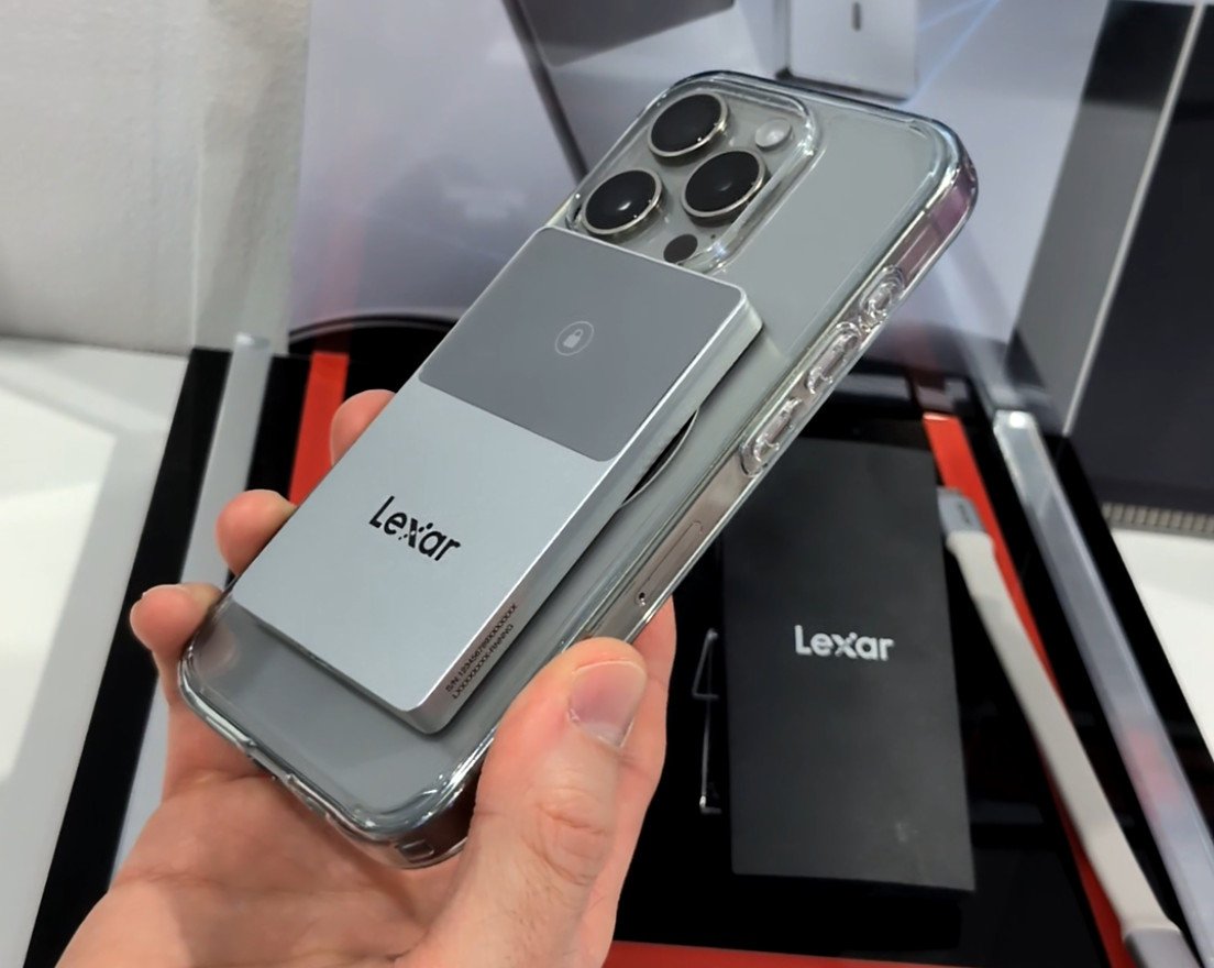 Le disque Lexar Portable SSD est compatible MagSafe et se déverrouille automatiquement en même temps que votre smartphone. ©Nicolas Guyot pour Clubic