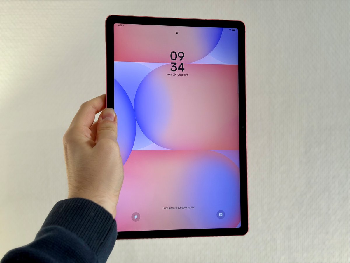 Une tablette ultra-classique, mais agréable en main ©Mathieu Grumiaux pour Clubic