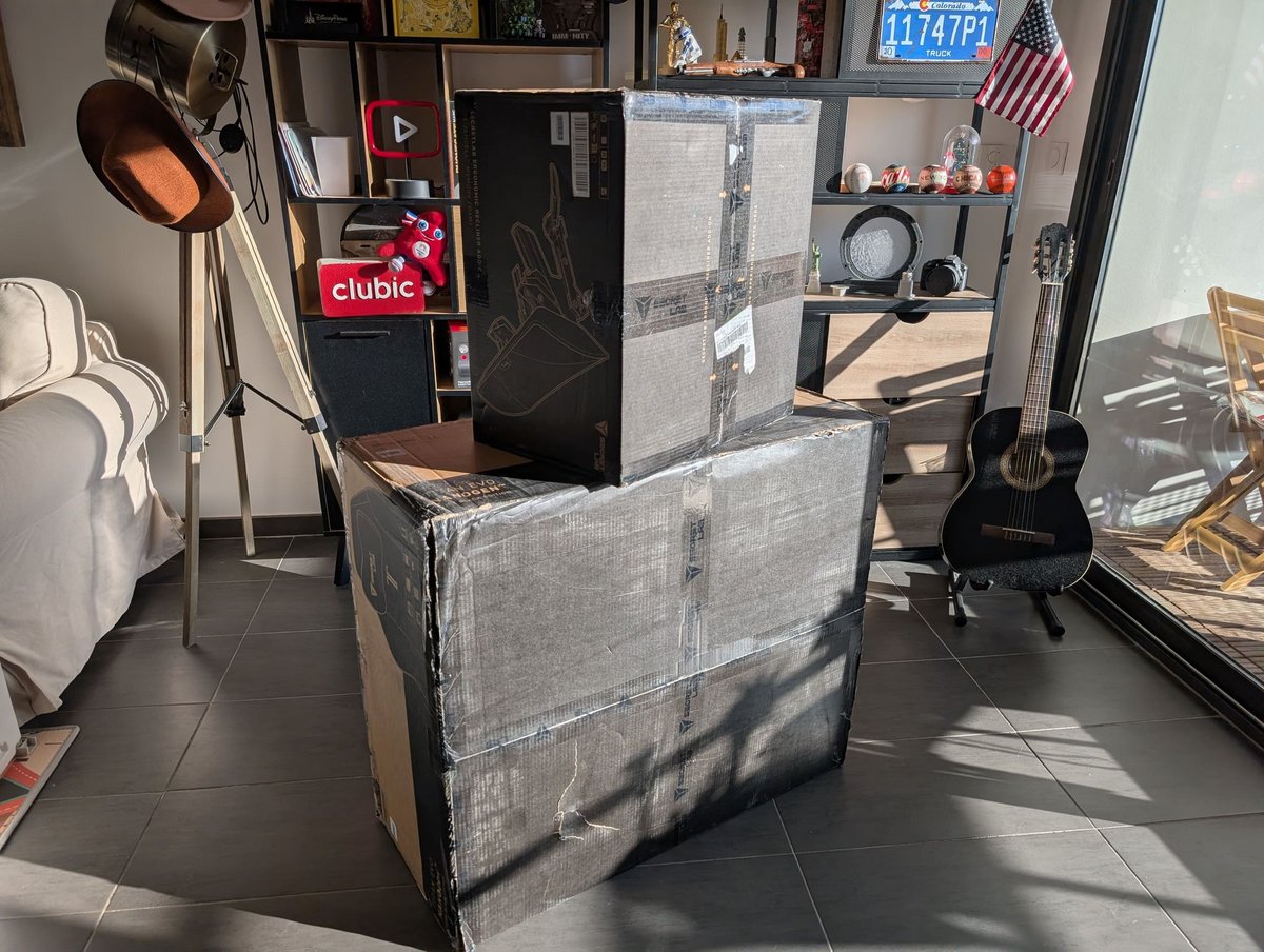 Nous avons ici le carton de la chaise, et le petit carton du repose-jambes, 48 kg à eux deux © Alexandre Boero / Clubic