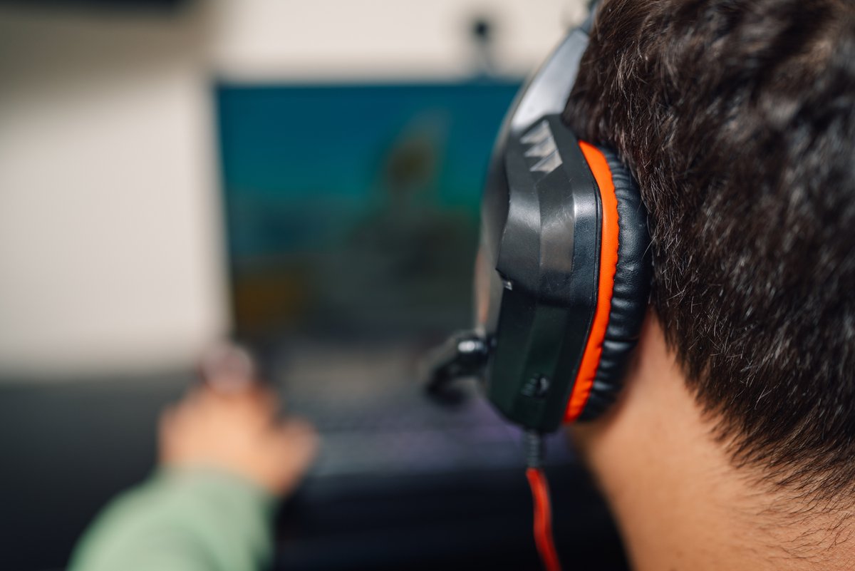 Un joueur, casque sur le crane © Guillermo Spelucin R / Shutterstock