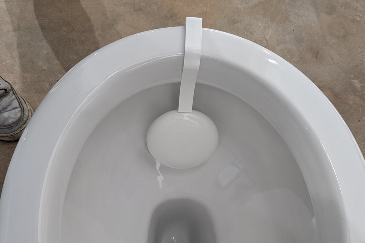 La prochaine fois que vous irez aux toilettes chez des proches, ne soyez pas surpris de tomber sur ce drôle de galet. Eh non, ce n'est pas un nouveau modèle de désinfectant trouvé en supermarché. ©Nicolas Guyot pour Clubic