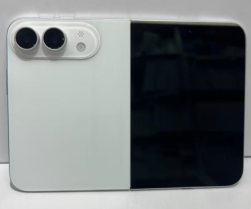 Apple n’a encore rien officialisé, mais son premier iPhone pliant semble déjà avoir trouvé sa forme. © Sonny Dickson via X