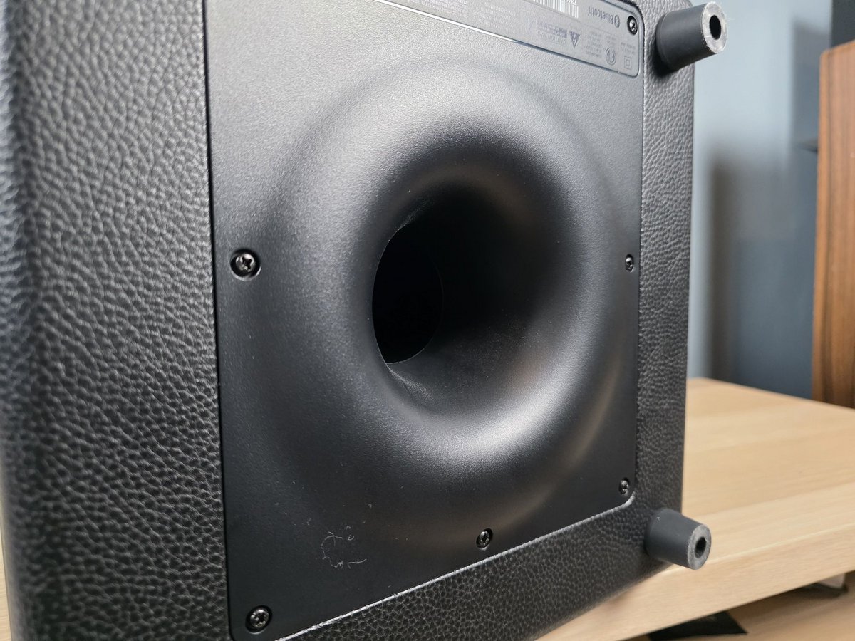 Structure à la fois push-pull et bass-reflex, un cocktail rarissime sur caisson et enceinte © Guillaume Fourcadier pour Clubic