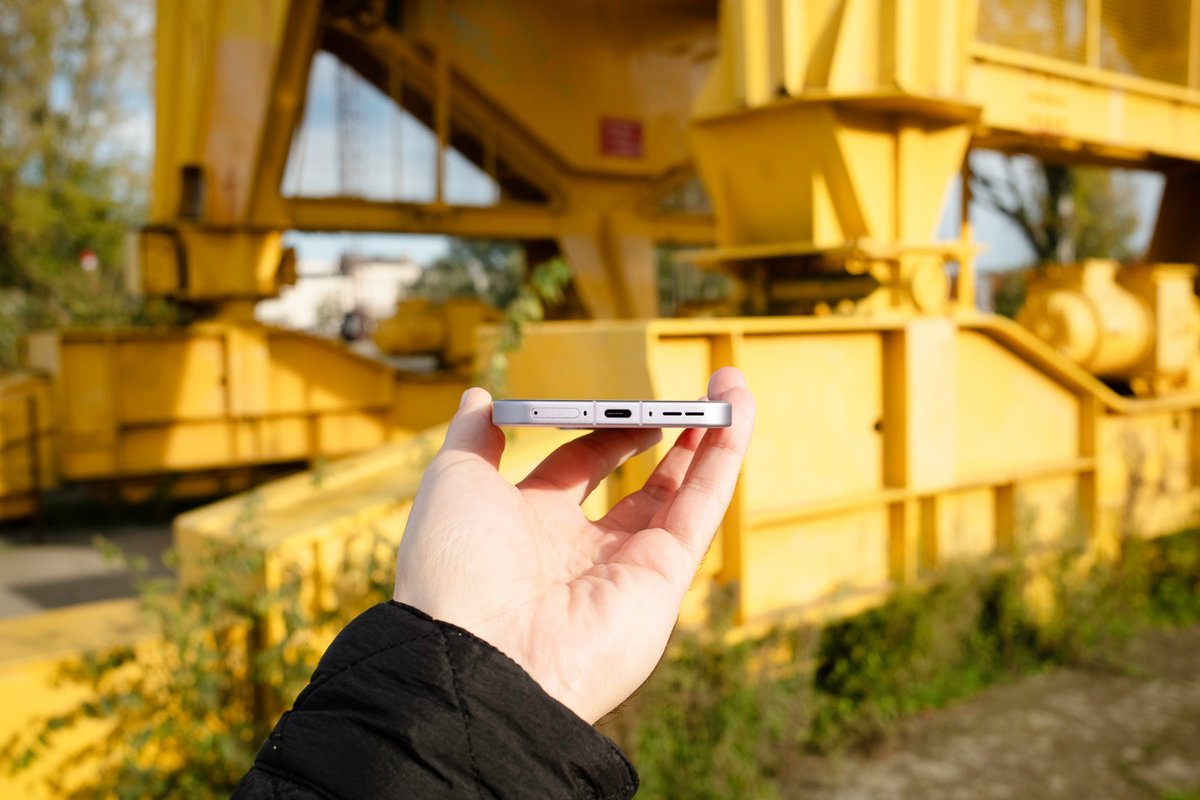 Le OnePlus 15 se recharge en 40 minutes avec le bon chargeur. © Pierre Crochart pour Clubic.com