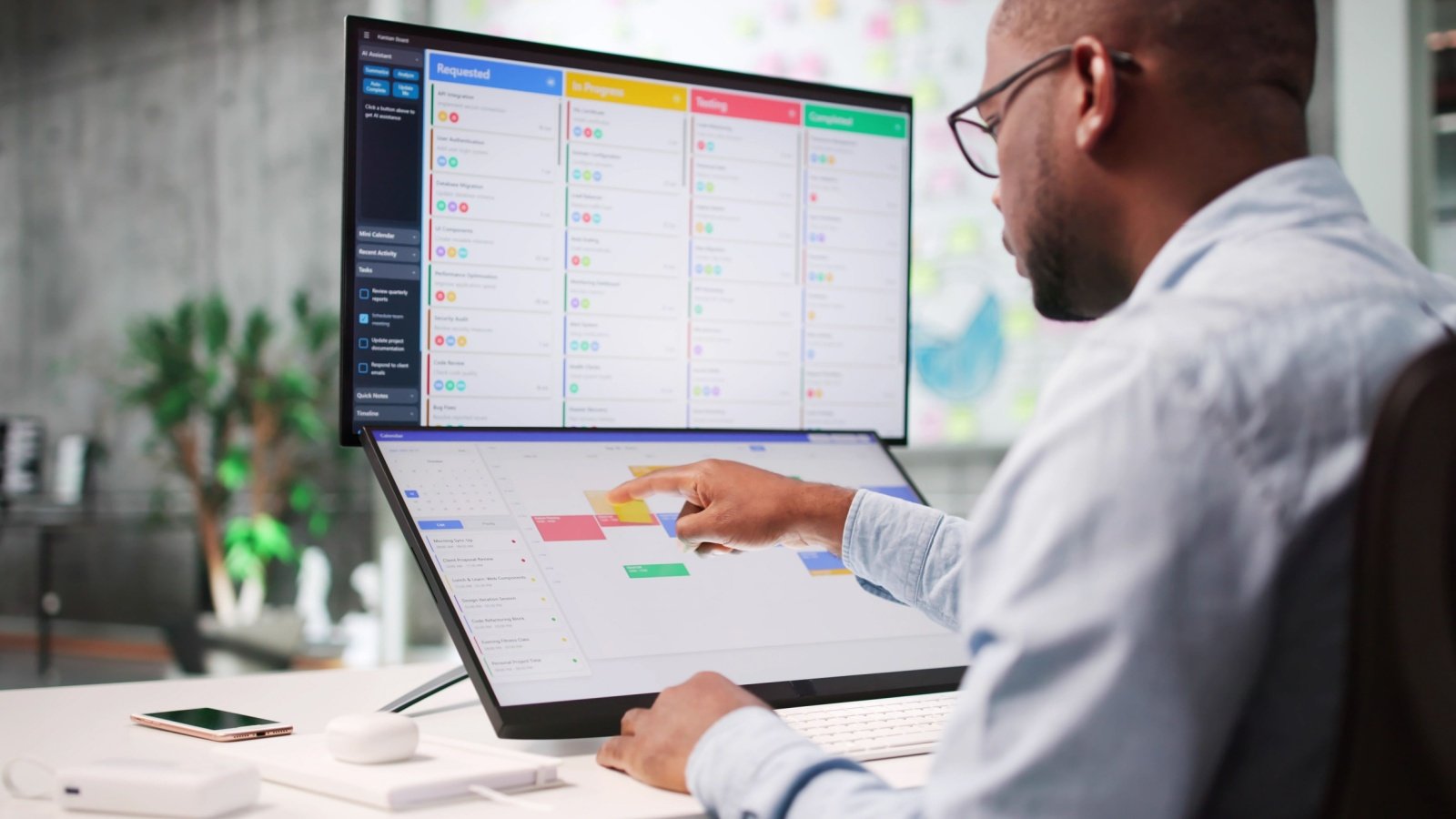 La gestion de projet dépasse vite les limites du tableur, ce qui pousse les équipes à adopter des logiciels dédiés qui centralisent tâches, communication et suivi dans un même outil - © Shutterstock