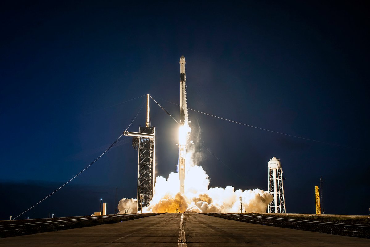 Falcon 9 décolle (visible au moins une fois par semaine en 2022). Crédits SpaceX