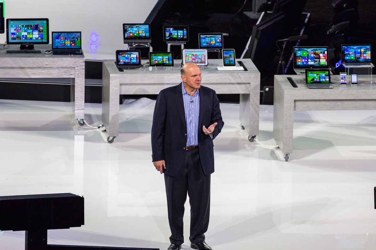 Steve Ballmer faisant la promotion de Windows 8 en juillet 2013, un an avant de quitter son poste de PDG de Microsoft. ©Oleg Anisimov x Shutterstock