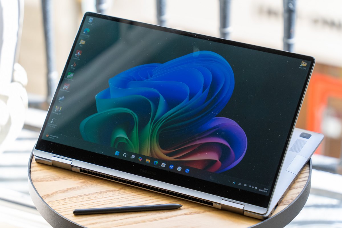 La charnière du Galaxy Book 5 360 est robuste. ©Clubic