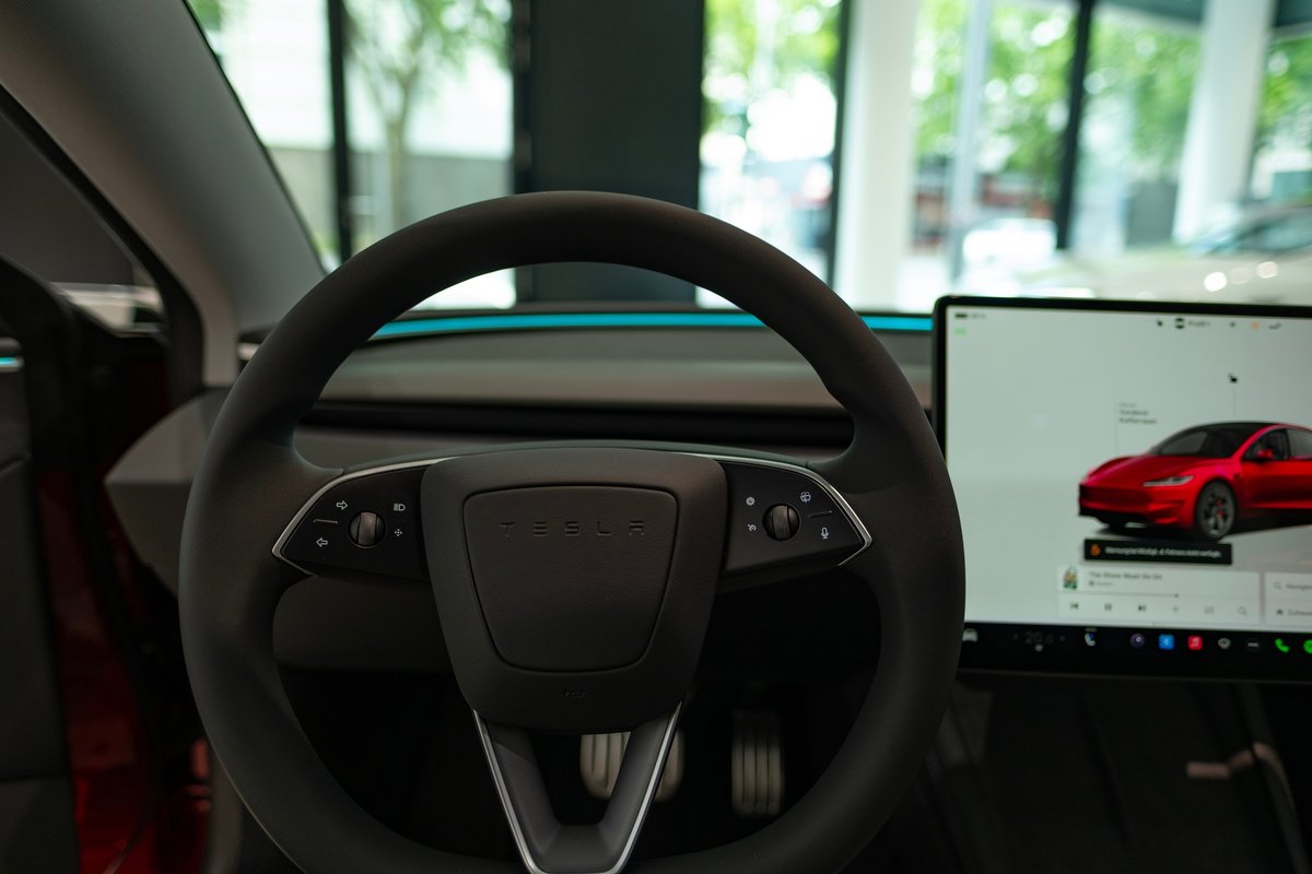 À bord d'une Tesla Model 3, avec vue sur le volant © Kittyfly / Shutterstock