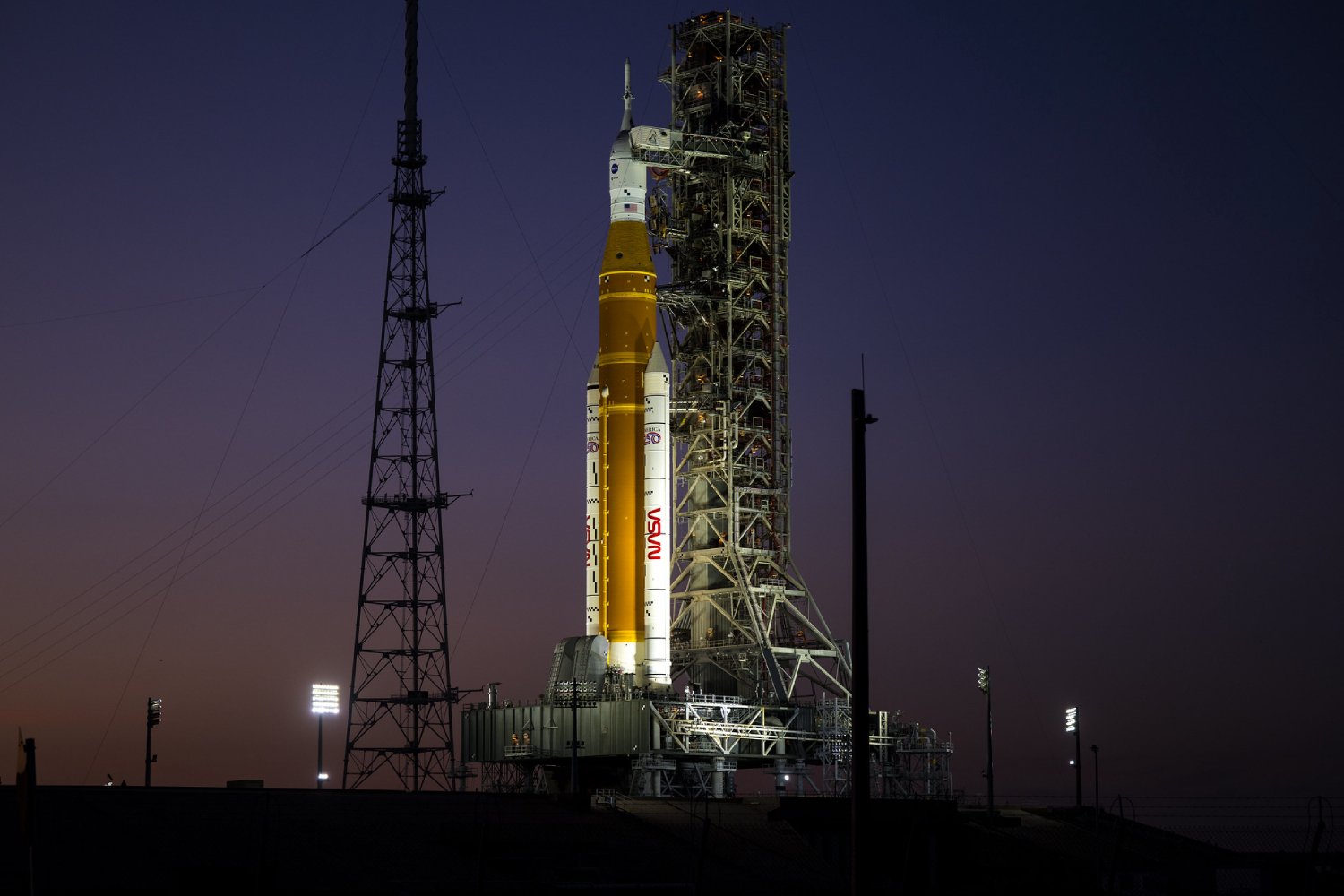 La fusée SLS sur son pas de tir. ©NASA/Aubrey Gemignani