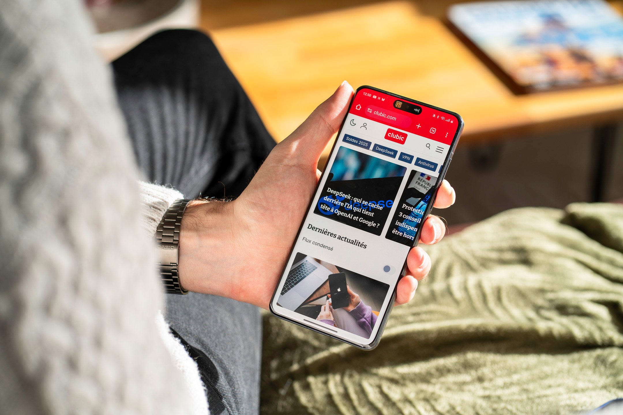 Le OnePlus 13 est compatible avec le nouveau chargeur SuperVOOC. ©Pierre Crochart pour Clubic