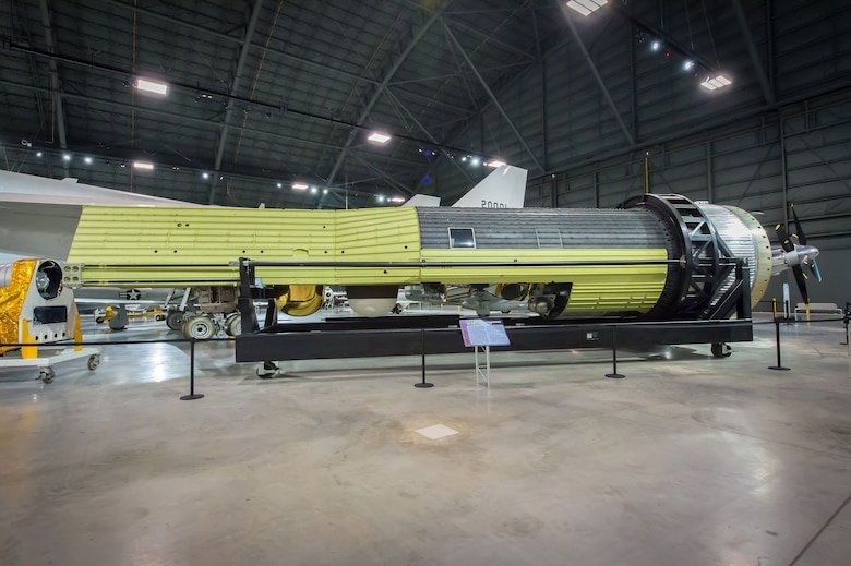 Un satellite espion américain KH-9 en exposition au Musée de l'Air Force. Ce dernier renvoyait encore une capsule avec des films argentiques. Crédits USAF/Jim Copes
