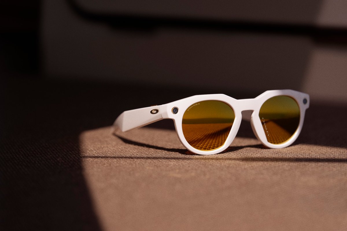Les Oakley Meta HSTN intègrent une caméra 12 mégapixels. ©Meta