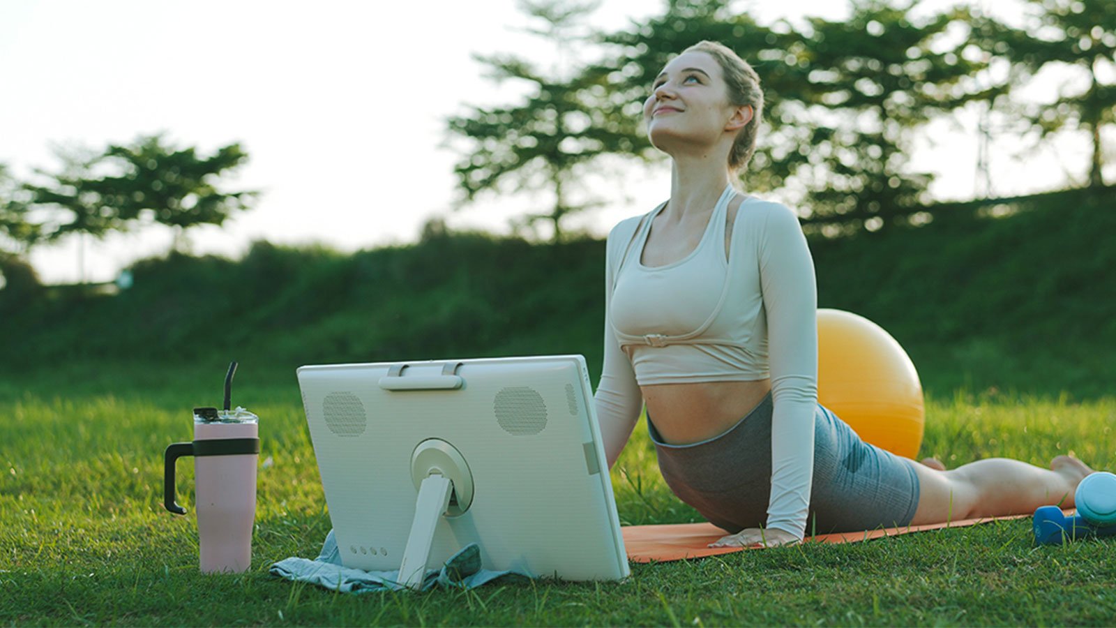 Avec ses 24,5 pouces et sa poignée intégrée, la Smart TV KTC combine format compact et mobilité pour un usage flexible à la maison comme en déplacement. ©KTC