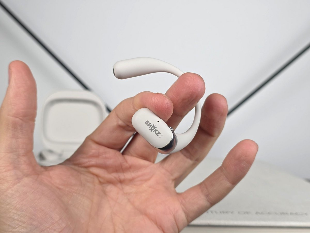  Les Shokz OpenFit 2 disposent de tour d'oreille particulièrement souples © Guillaume Fourcadier pour Clubic