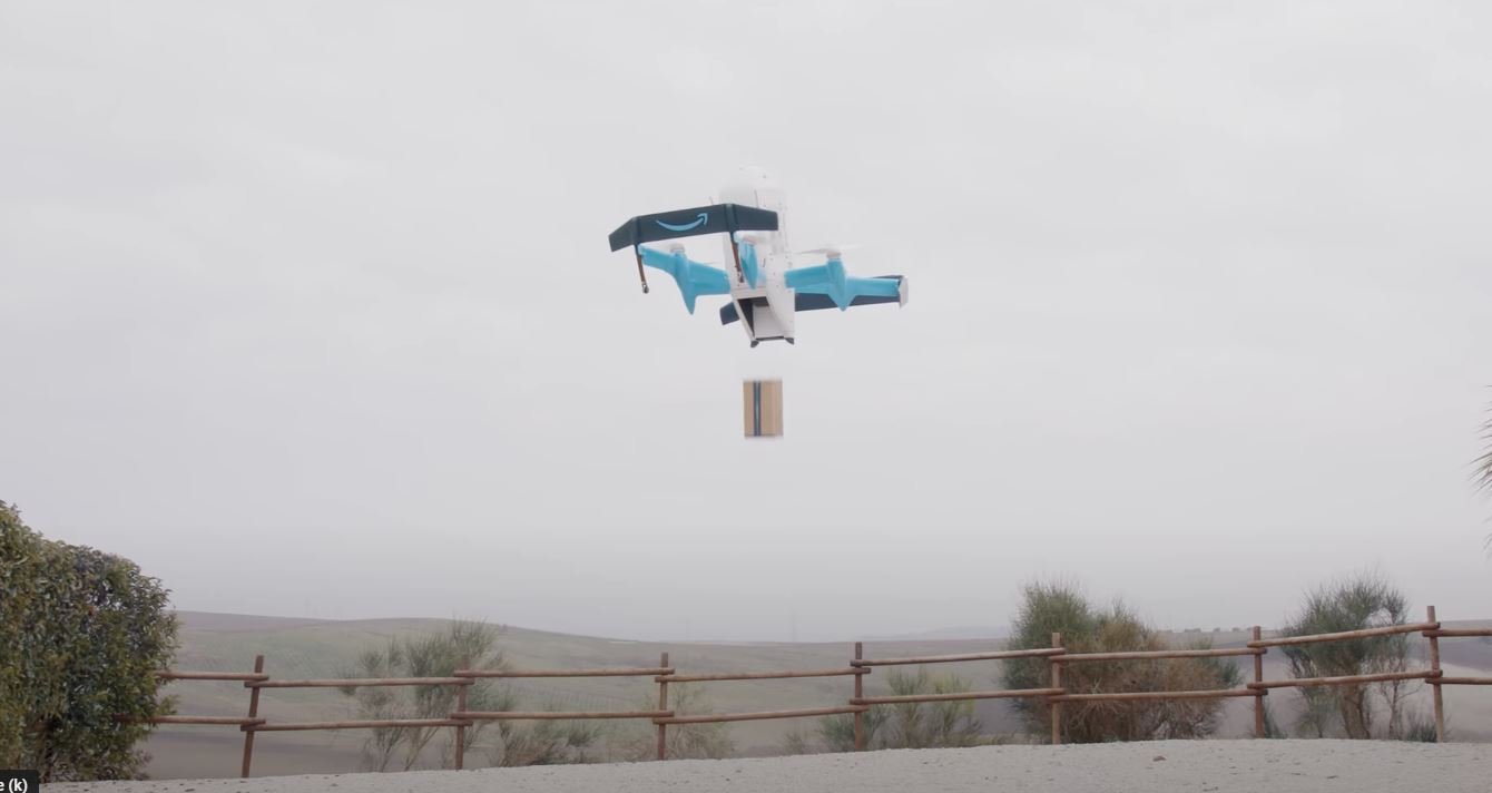 Le drone laisse tomber le colis à quelques mètres du sol © Amazon