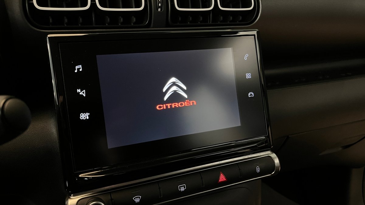 À l'intérieur d'une Citroën C3, avec le logo de la marque © Basel Al seoufi / Shutterstock.com