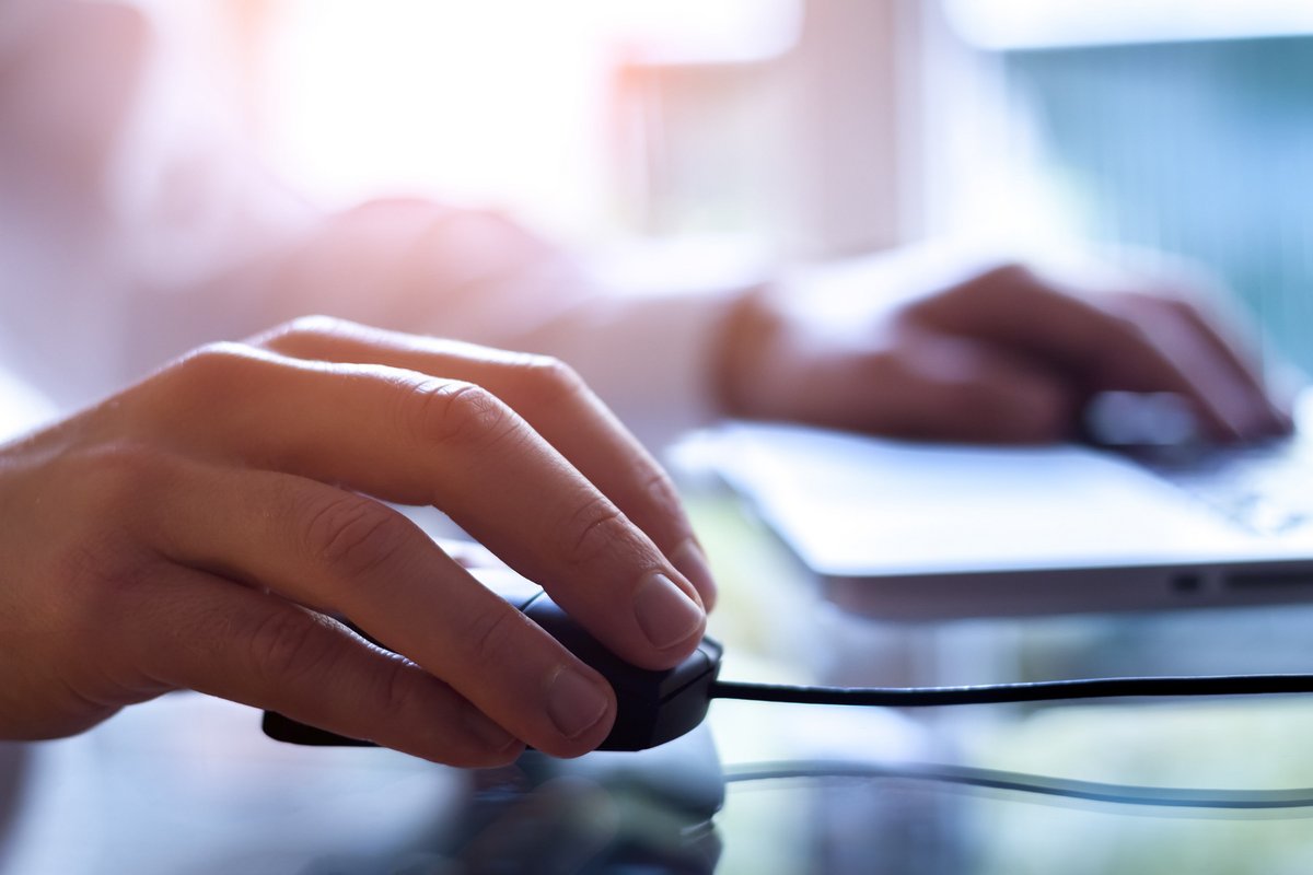 C’est un peu comme si l’on signait un contrat vide la première seconde, et que le texte était subrepticement modifié au moment de la signature finale. © Shutterstock