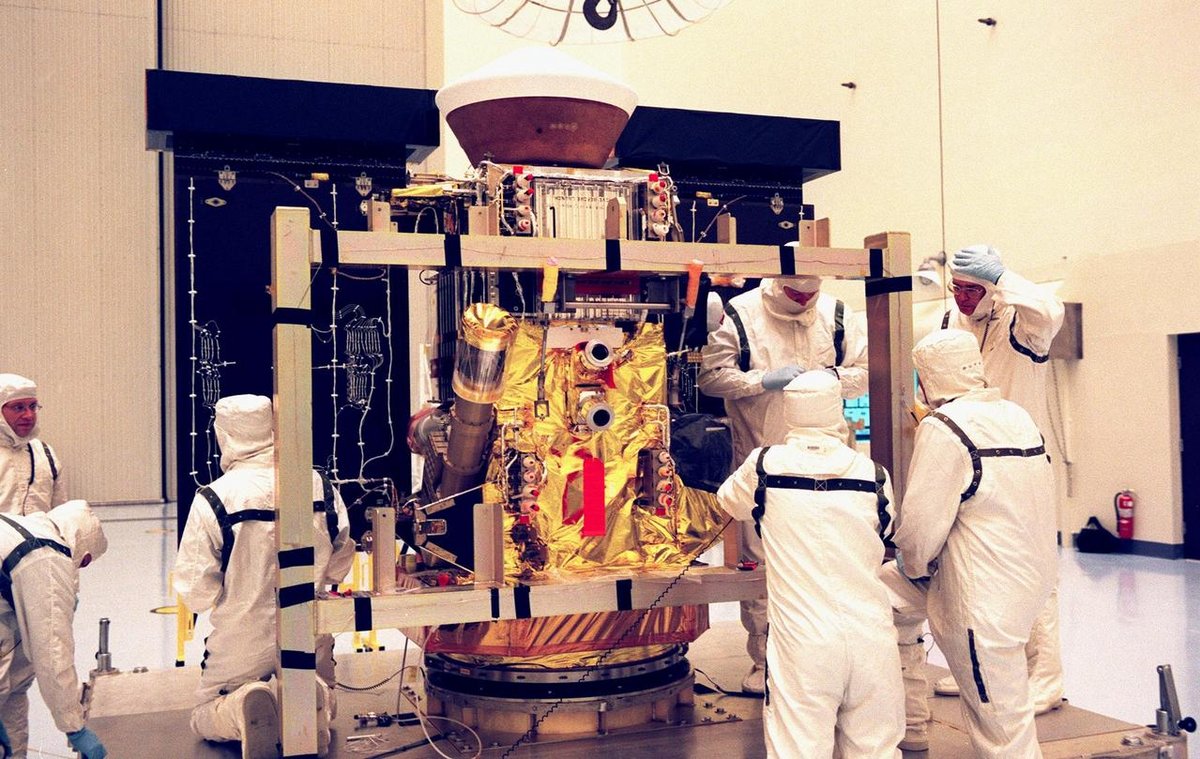 Préparation de Stardust en Floride. Notez la présence de la capsule de retour d'échantillons sur le dessus. Crédits NASA.