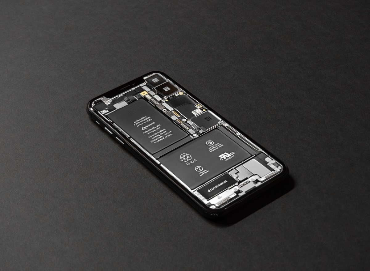 Les batteries de plusieurs iPhone semblent faire la sieste pendant la nuit © Tyler Lastovich / Unsplash