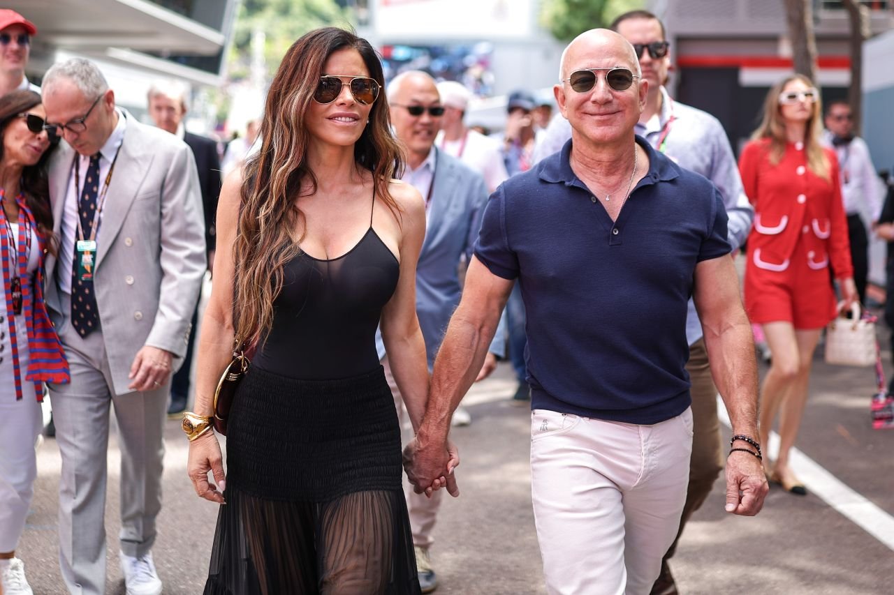 Jeff Bezos avec sa nouvelle femme (à gauche), Lauren Sanchez, dont il veut faire une actrice et la prochaine James Bond girl - ©QIAN JUN / Shutterstock