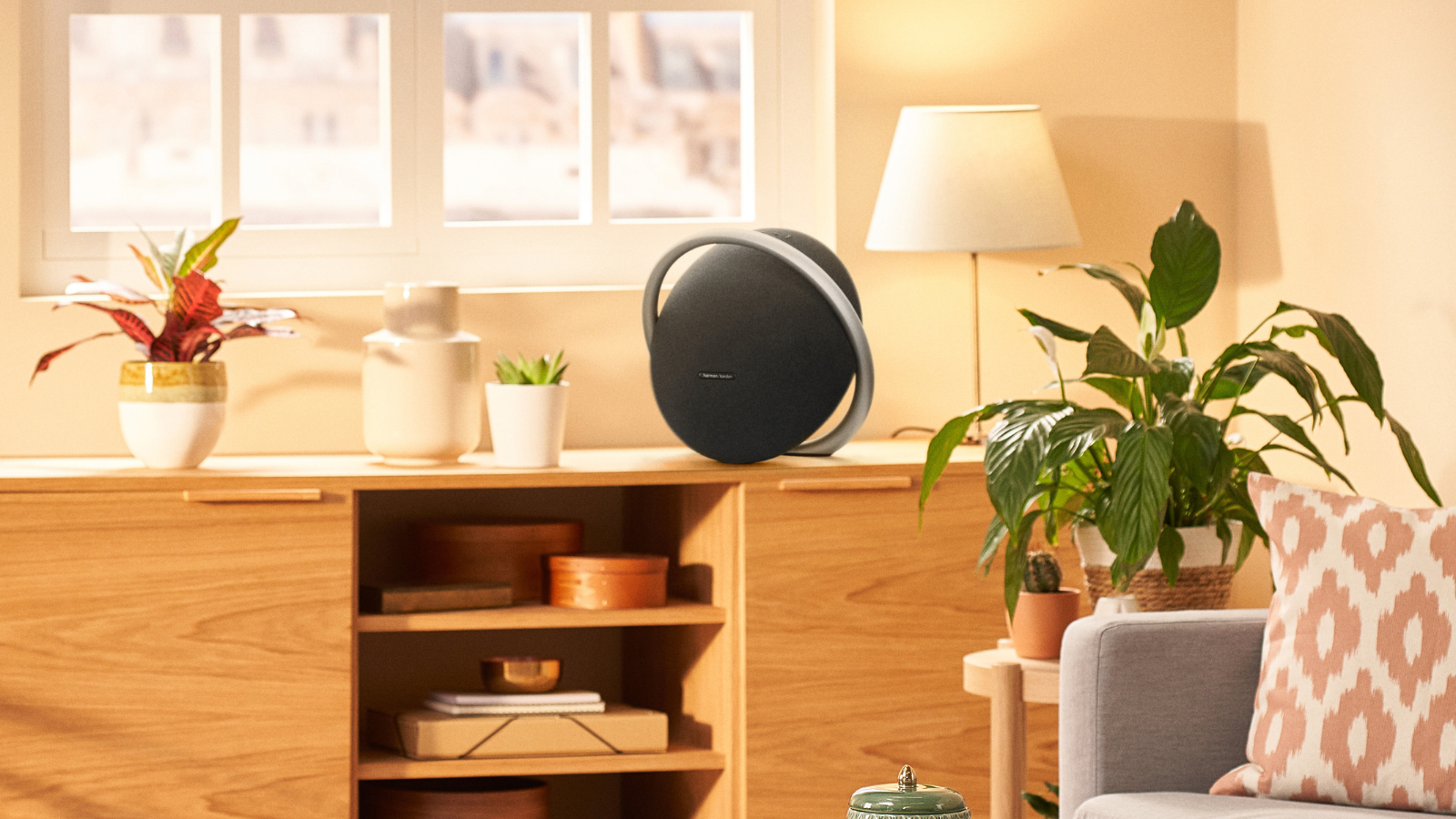 Harman Kardon Onyx Studio 8 : l’enceinte au son pur et design chute de 100 € chez Boulanger  © clubic