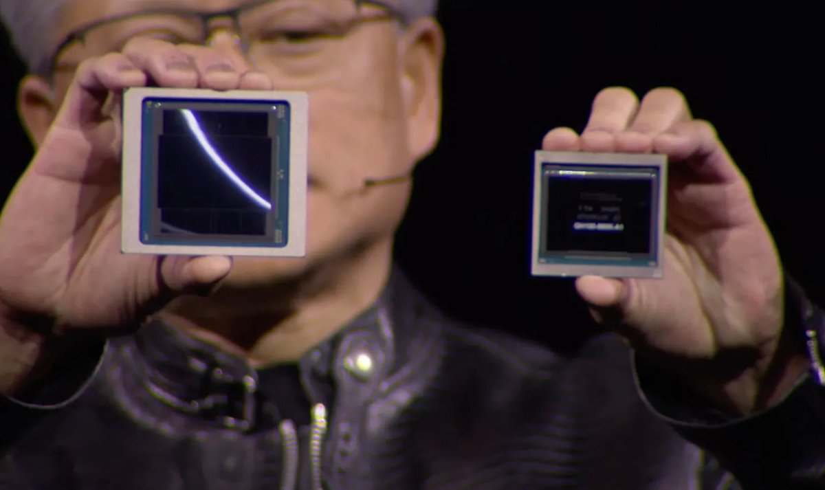 Jensen Huang présente le Blackwell B200 (gauche) à côté du Hopper H100 (droite) © NVIDIA