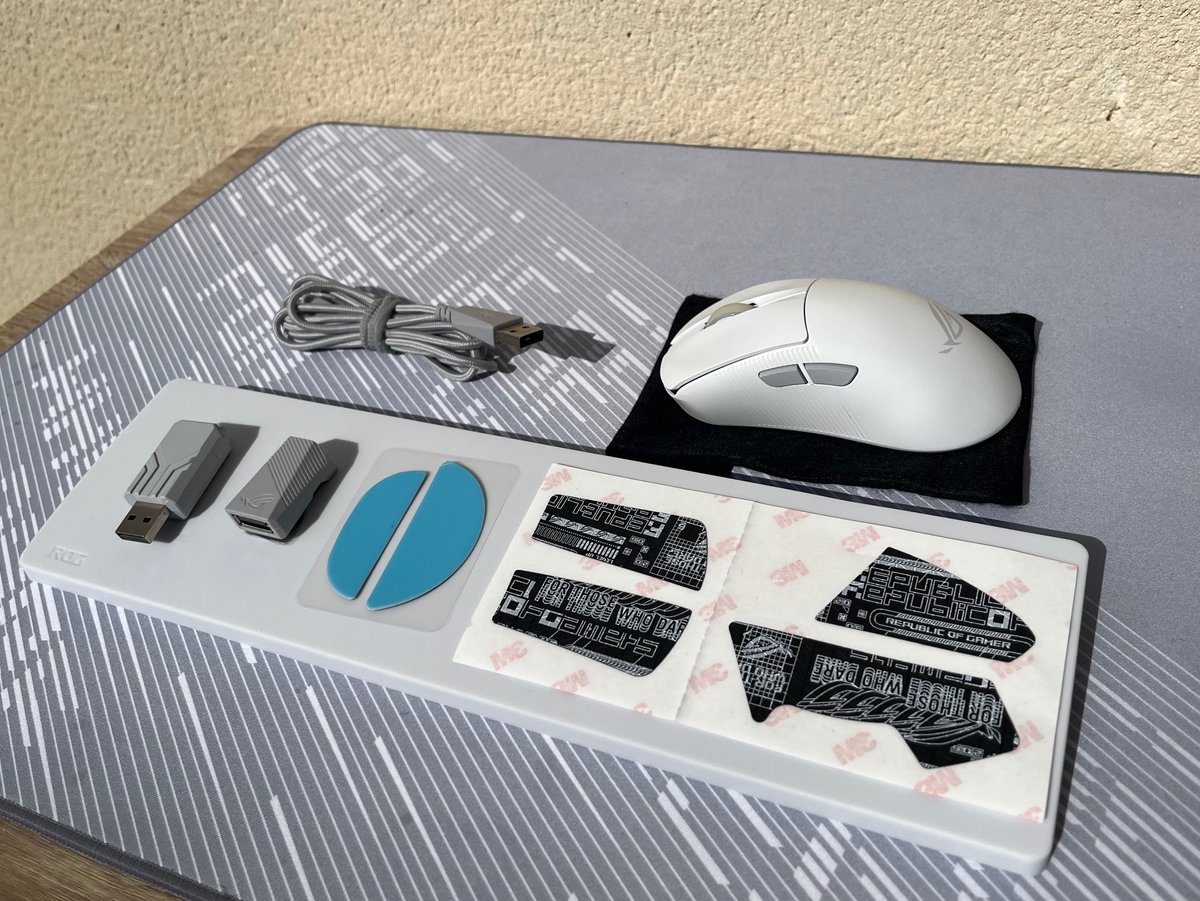 Des autocollants pour améliorer le grip livrés avec la souris © Vincent Touveneau