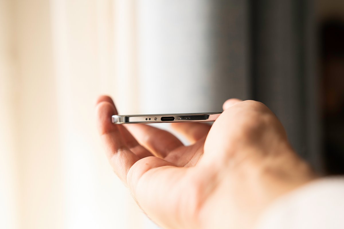 Attention : l'iPhone Air n'a qu'un seul haut-parleur, et son port est limité en USB 2.0. © Pierre Crochart pour Clubic.com