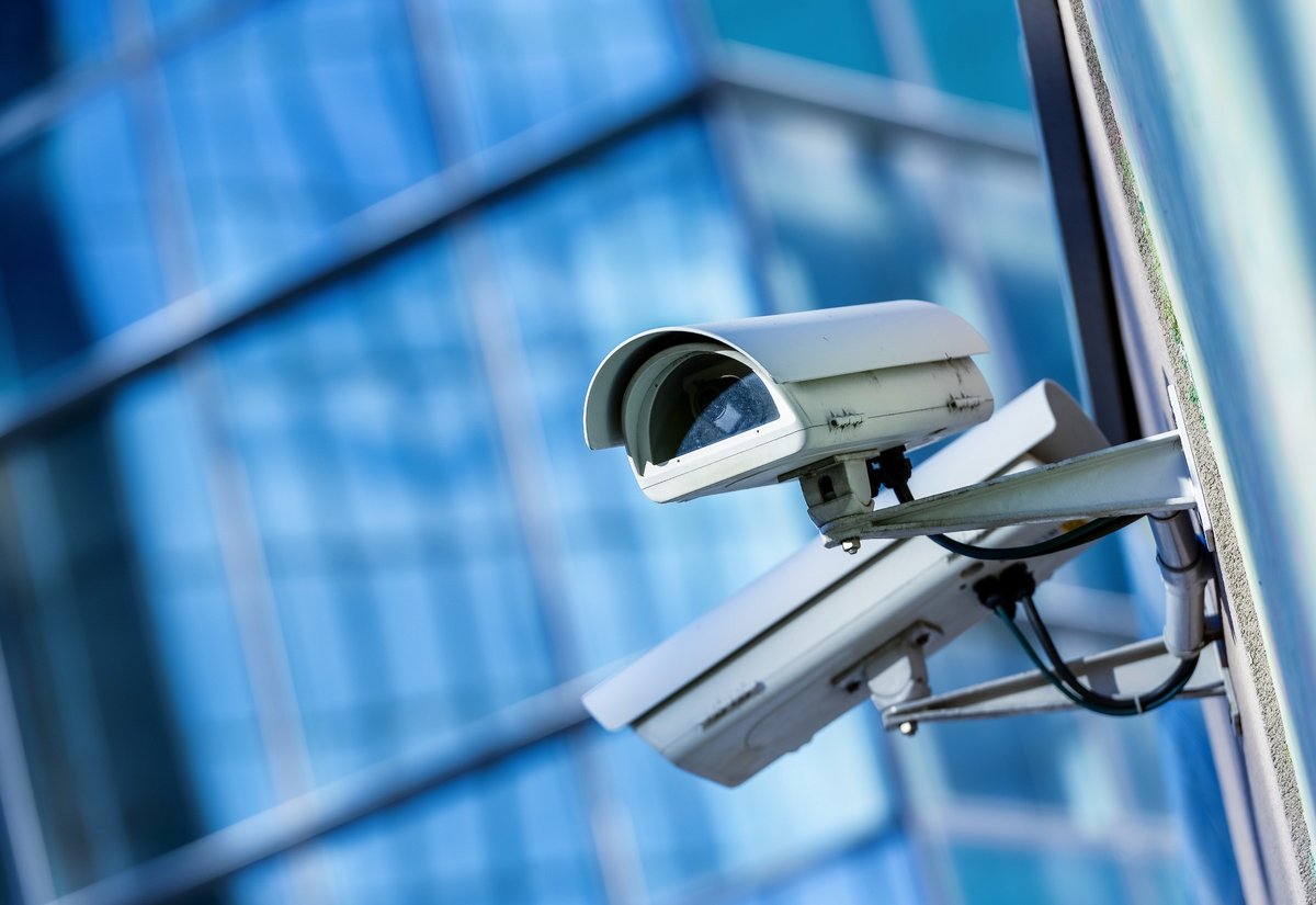 Une caméra de surveillance en fonction © pixinoo / Shutterstock