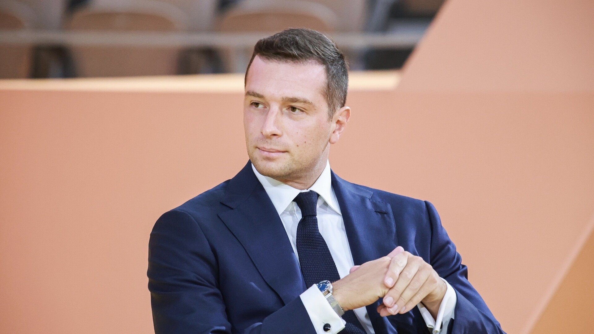 Le président du RN, Jordan Bardella, ici lors de l'Université d'été du MEDEF, a annoncé une plainte pour faux et usage de faux contre Mediapart. © Ninotnan / Shutterstock